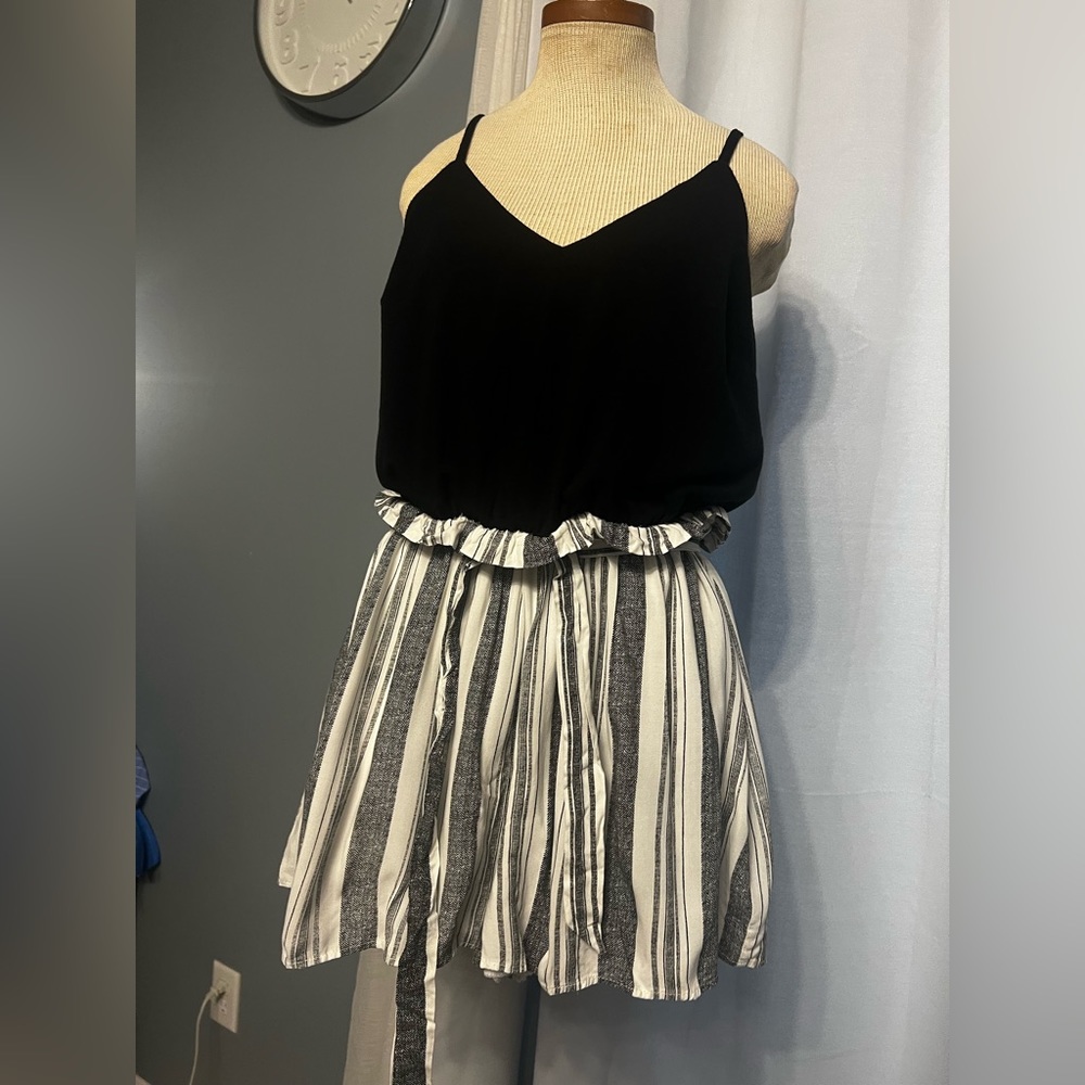Bailey Blue black and white Women’s Sleeveless romper Shorts Ribbon tie size L